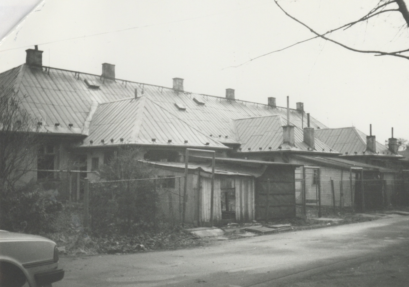 Dům čp. 1385 na fotografii z roku 1993