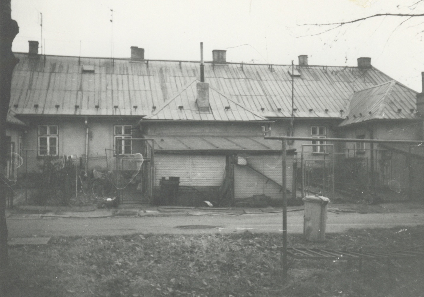 Dům čp. 1387 na fotografii z roku 1993