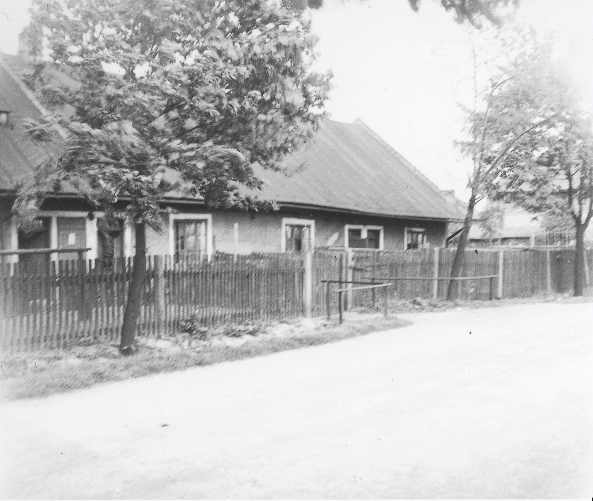 Dům čp. 1388, v pozadí za stromy část domu čp. 1390 (Identifikace snímku: Petr Bindač)