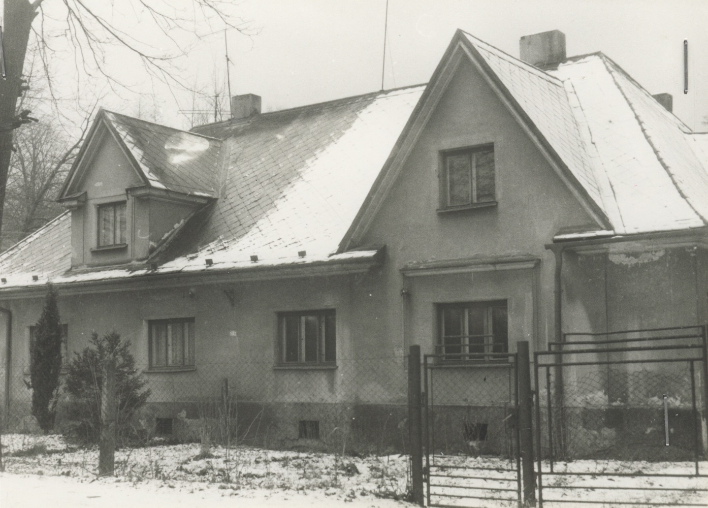 Dům čp. 1402 na fotografii z roku 1984
