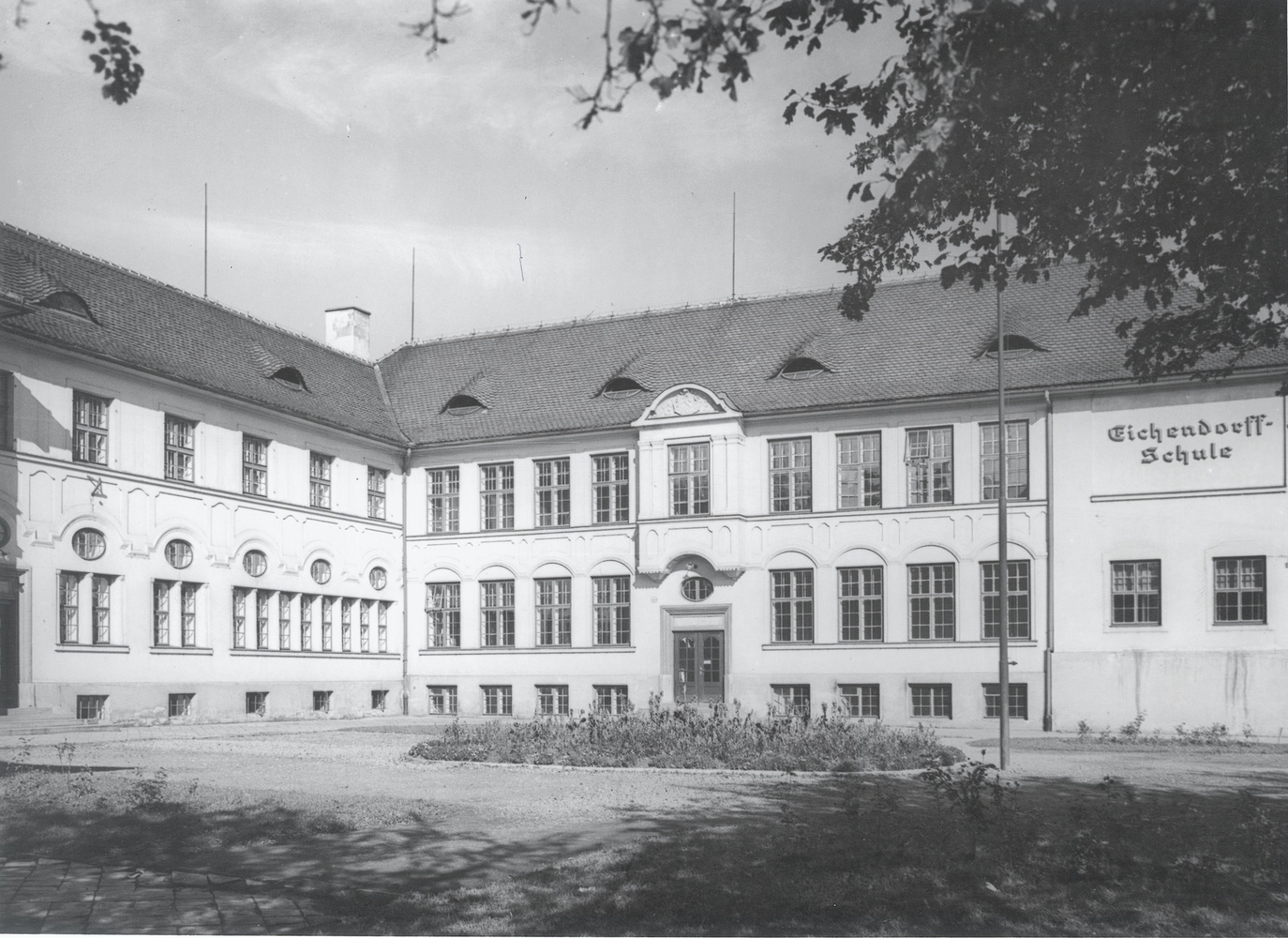 Masarykova měšťanská škola nesla v době německé okupace název Eichendorff-Schule. (Fotografie karvinského fotografa R. Kristena kolem roku 1940, Státní okresní archiv Karviná, 731/1)