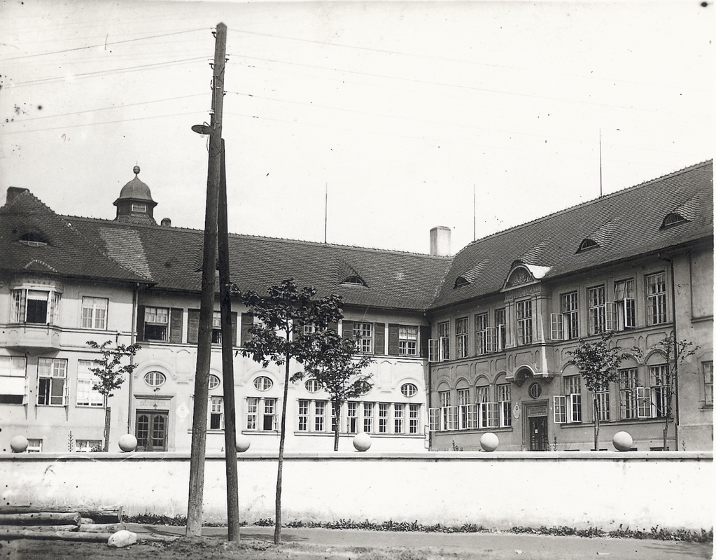 Masarykova měšťanská škola na dobové pohlednici