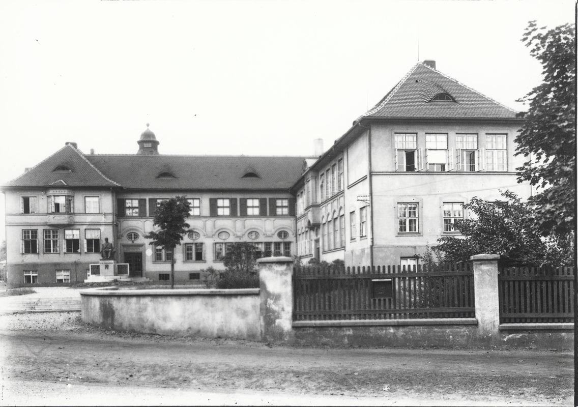 První měšťanská škola, která byla zřízena roku 1920, se přemístila do nové budovy 7. ledna 1922. V roce 1929 byla se svolením prezidenta T.G. Masaryka přejmenována na školu Masarykovu. V prvním roce měla škola jen dvě třídy - chlapeckou a dívčí s 58 žáky dohromady. V roce 1935 školu navštěvovalo již 592 žáků v patnácti třídách.