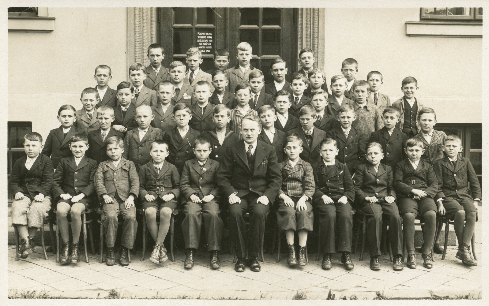 Skupinová fotografie žáků před budovou Masarykovy měšťanské školy v Karvinné (S laskavým svolením p. Davida Pindura, ze soukromého archivu)