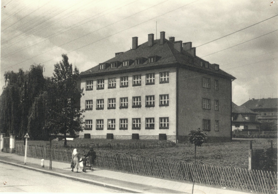 Odborná škola pro ženská povolání (čp. 1409a) se v roce 1938 přestěhovala do této nové budovy, přistavěné k Masarykově měšťanské škole. Autory projektu byli bratři Šlapetovi z Ostravy. (Fotografie neznámého autora, Státní okresní archiv Karviná, 756/1)