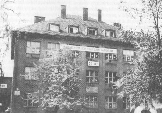 Budova čp. 1409a byla od roku 1973 sídlem Střední zdravotnické školy v Karviné (fotografie z roku 1975, zdroj: Střední zdravotnická škola, Karviná; odkaz = klik na obrázek)