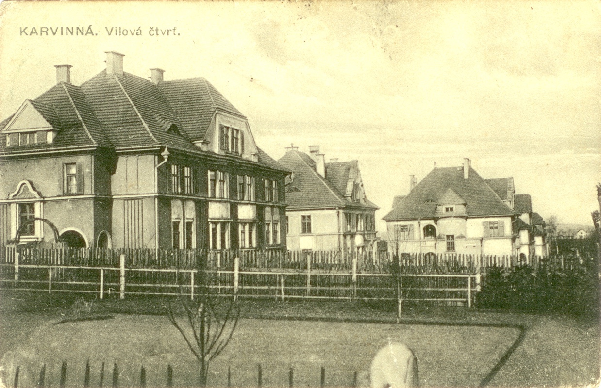 Vily pro Larisch-Mönnichovy úředníky na hlavní ulici. (Černobílá pohlednice z nakladatelství Jindřiška Krůtová, Karviná, kolem roku 1929, Muzeum Těšínska, Český Těšín, H 34 867)