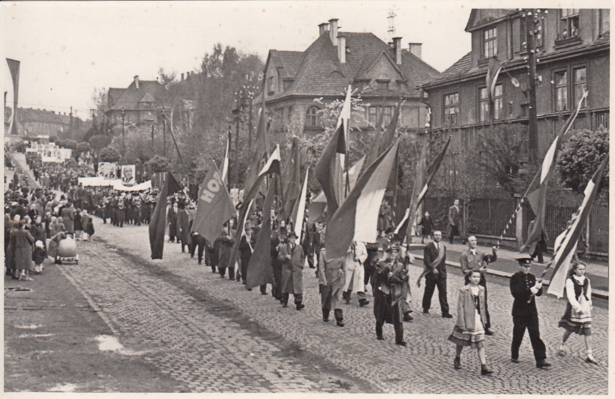 Prvomájový průvod  v roce 1951 (vpravo původní vily pro Larisch-Mönnichovy úředníky)
