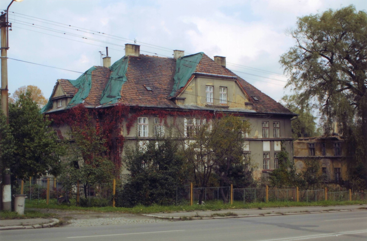 Demolice úřednických domů na hlavní ulici v době od 6. do 13. října 2001. (Barevné fotografie ostravského fotografa Petra Sznapky, Státní okresní archiv Karviná, 6298/13)