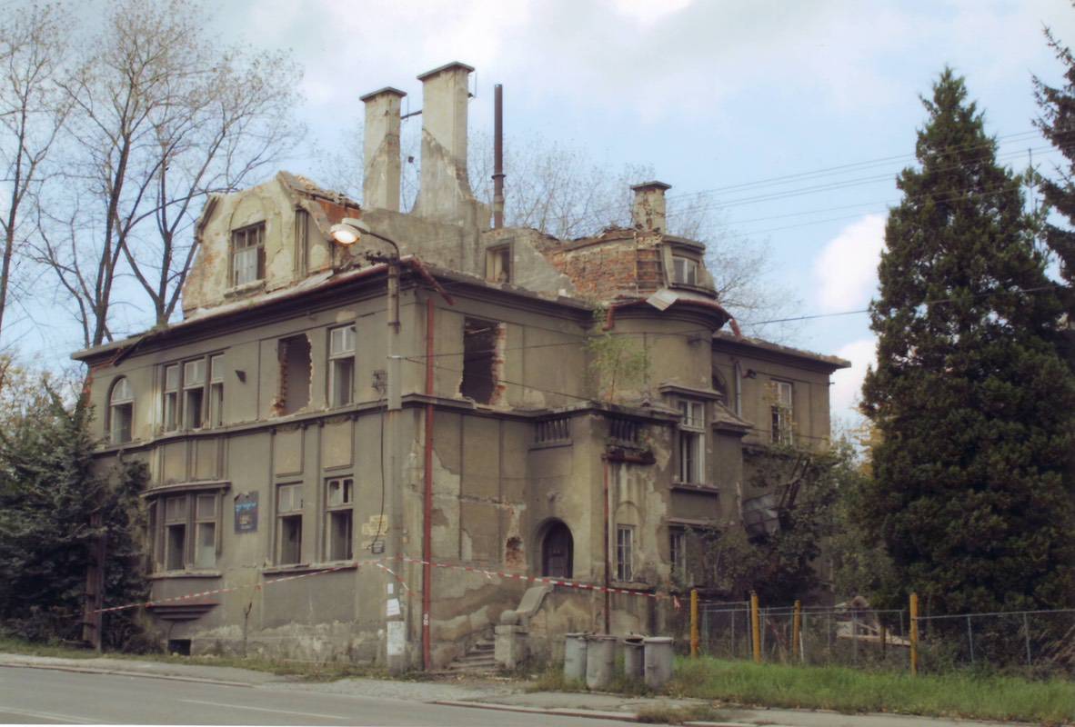 Demolice úřednických domů na hlavní ulici v době od 6. do 13. října 2001. (Barevné fotografie ostravského fotografa Petra Sznapky, Státní okresní archiv Karviná, 6298/8)
