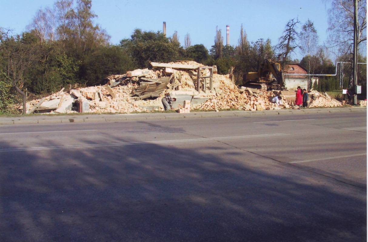 Demolice úřednických domů na hlavní ulici v době od 6. do 13. října 2001. (Barevné fotografie ostravského fotografa Petra Sznapky, Státní okresní archiv Karviná, 6298/6)