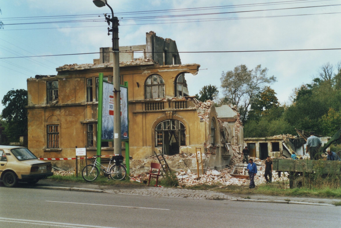 Úřednické domy v období před demolicí.