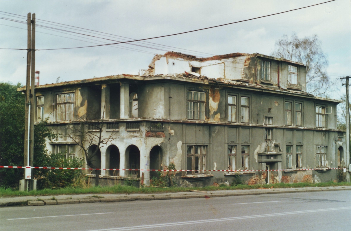 Úřednické domy v období před demolicí.