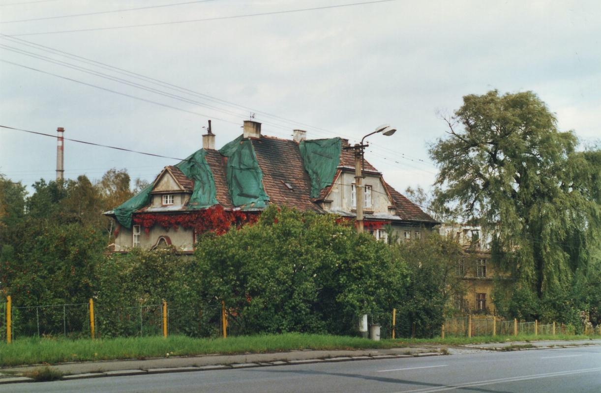Úřednické domy v období před demolicí.