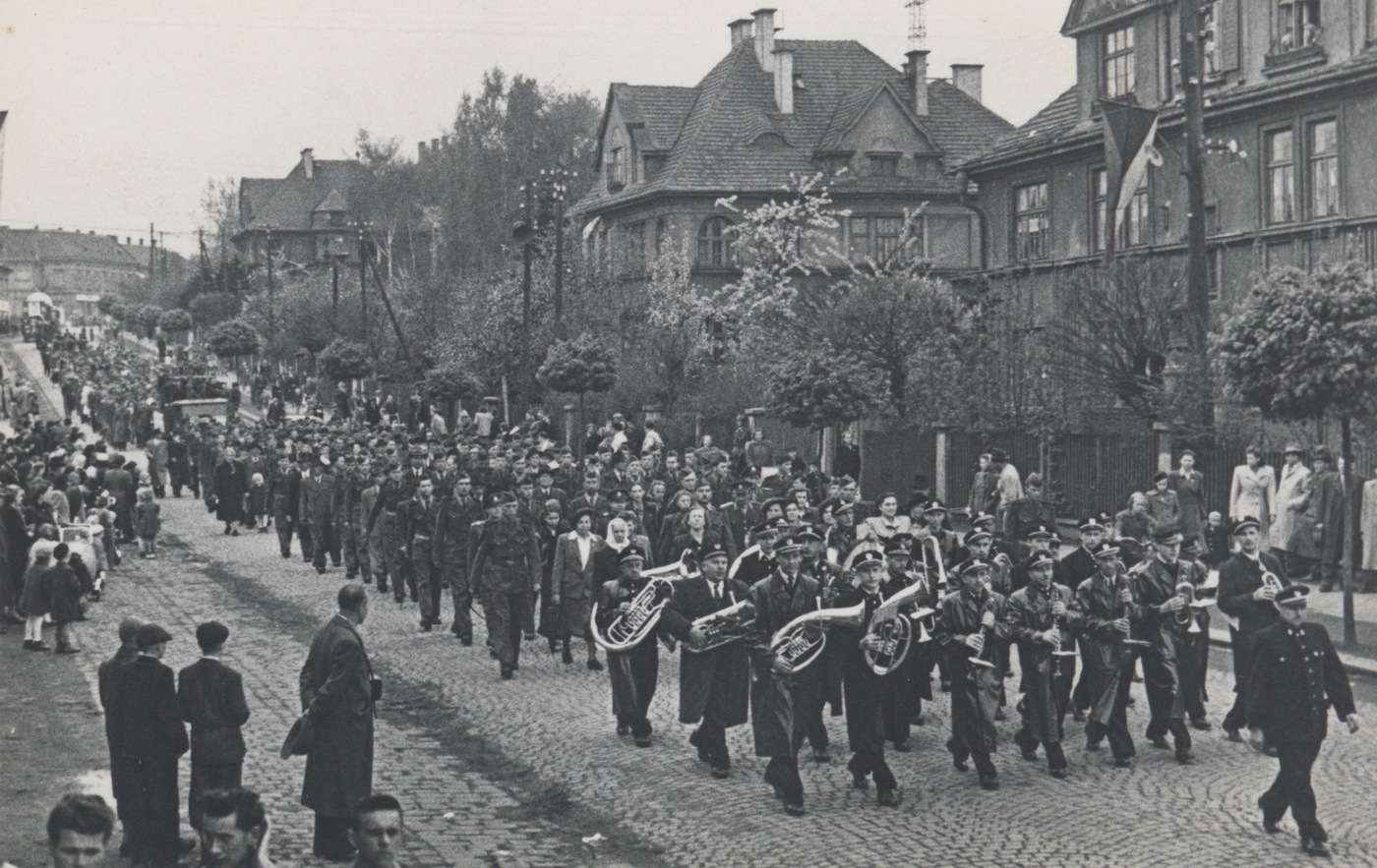 Prvomájový průvod procházející Komenského ulicí v roce 1951. Vpravo řada vil pro Larisch-Mönnichovy úředníky.