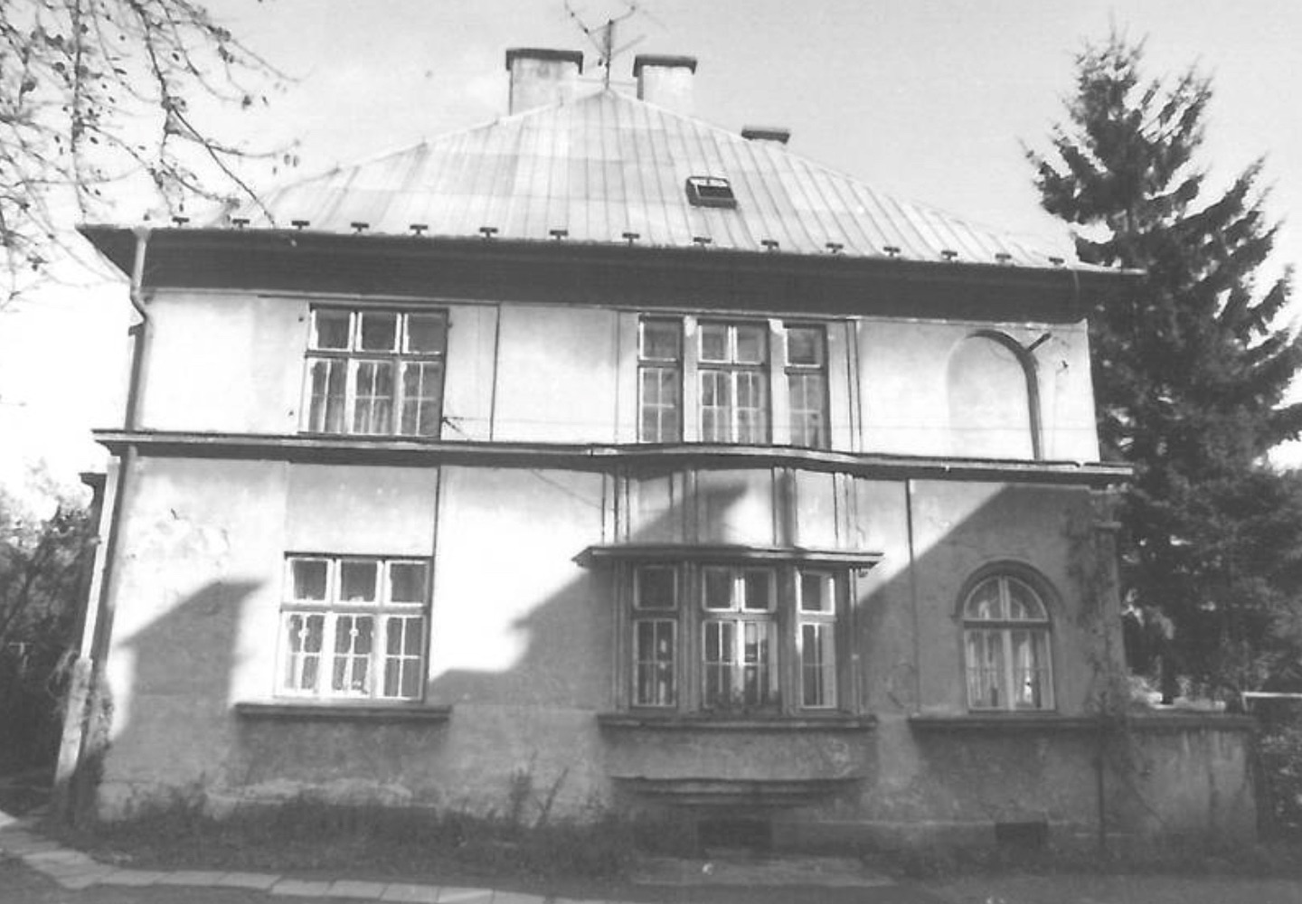 Úřednická kolonie hraběte Larisch-Mönnicha, vila čp. 1425 (Zdroj: Národní památkový ústav. Odkaz = KLIK na obrázek)