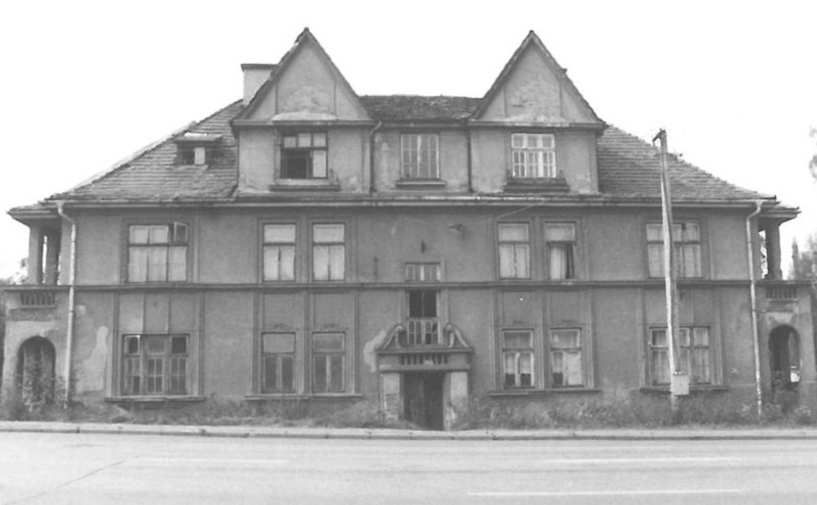 Úřednická kolonie hraběte Larisch-Mönnicha, vila čp. 1412 (Zdroj: Národní památkový ústav. Odkaz = KLIK na obrázek)