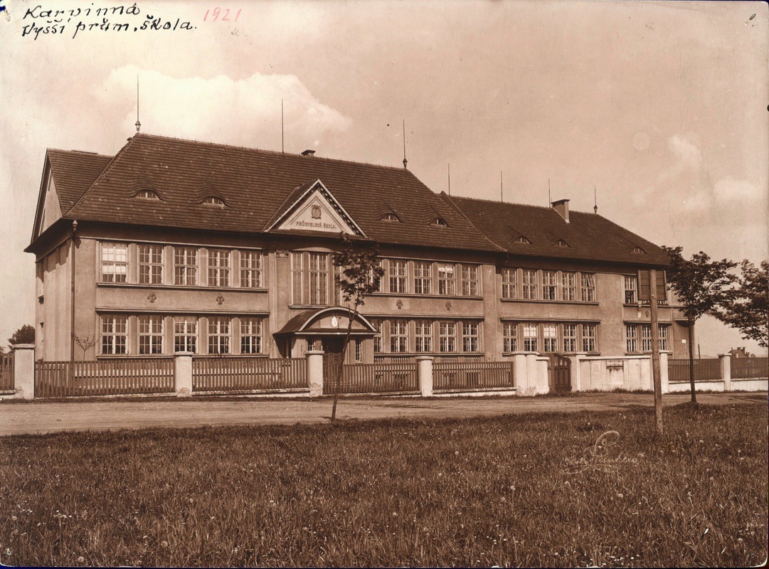 Vyšší průmyslová škola byla postavena v blízkosti Masarykovy měšťanské školy v roce 1923. (Fotografie neznámého autora, Státní okresní archiv Karviná, 752)