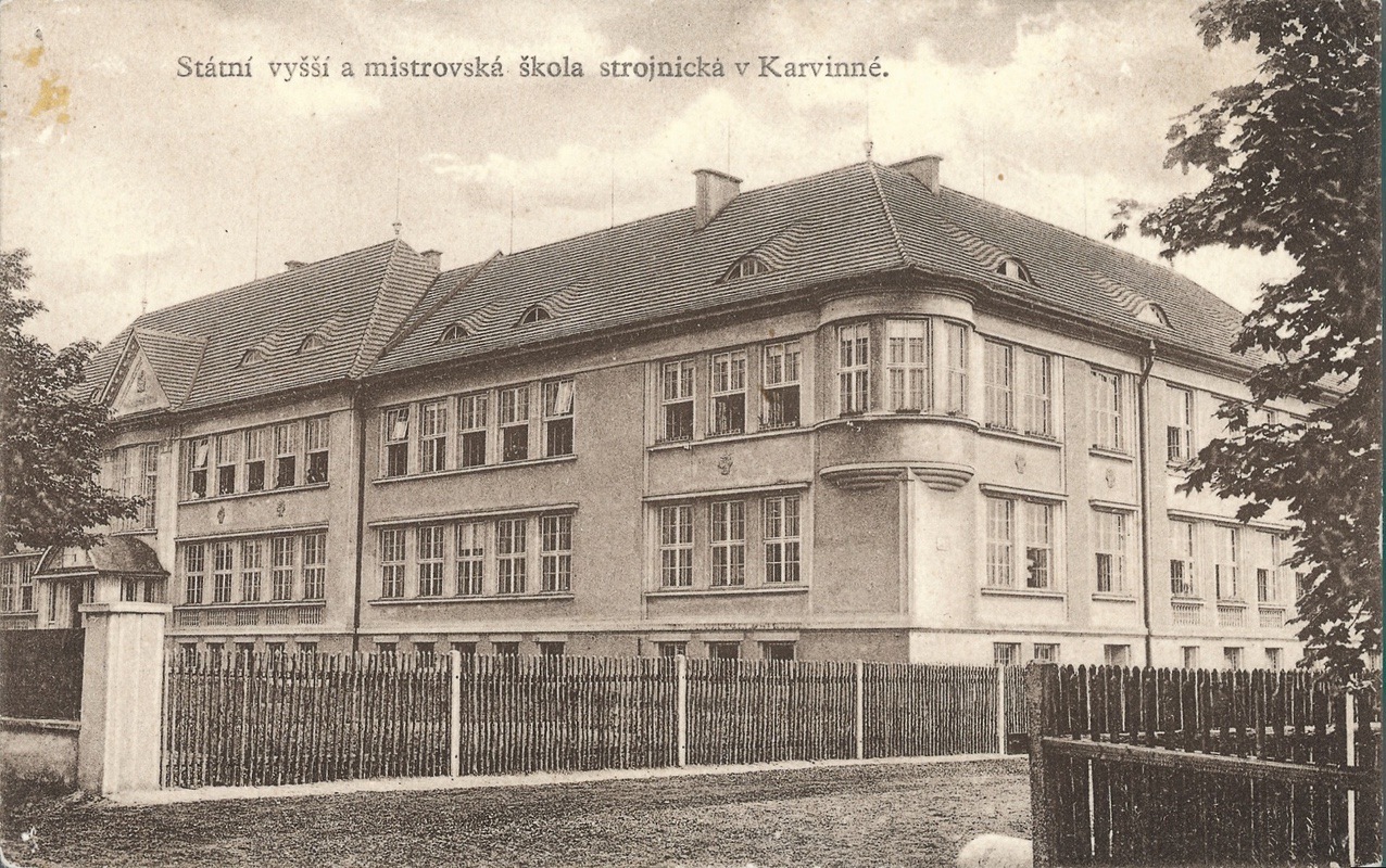 Vyšší průmyslovou školu postavili karvinští stavitelé Kadlec a Königsberger. (Černobílá pohlednice, vyšla nákladem Jindřišky Krůtové, knihkupectví, Karviná, Státní okresní archiv Karviná, 744)
