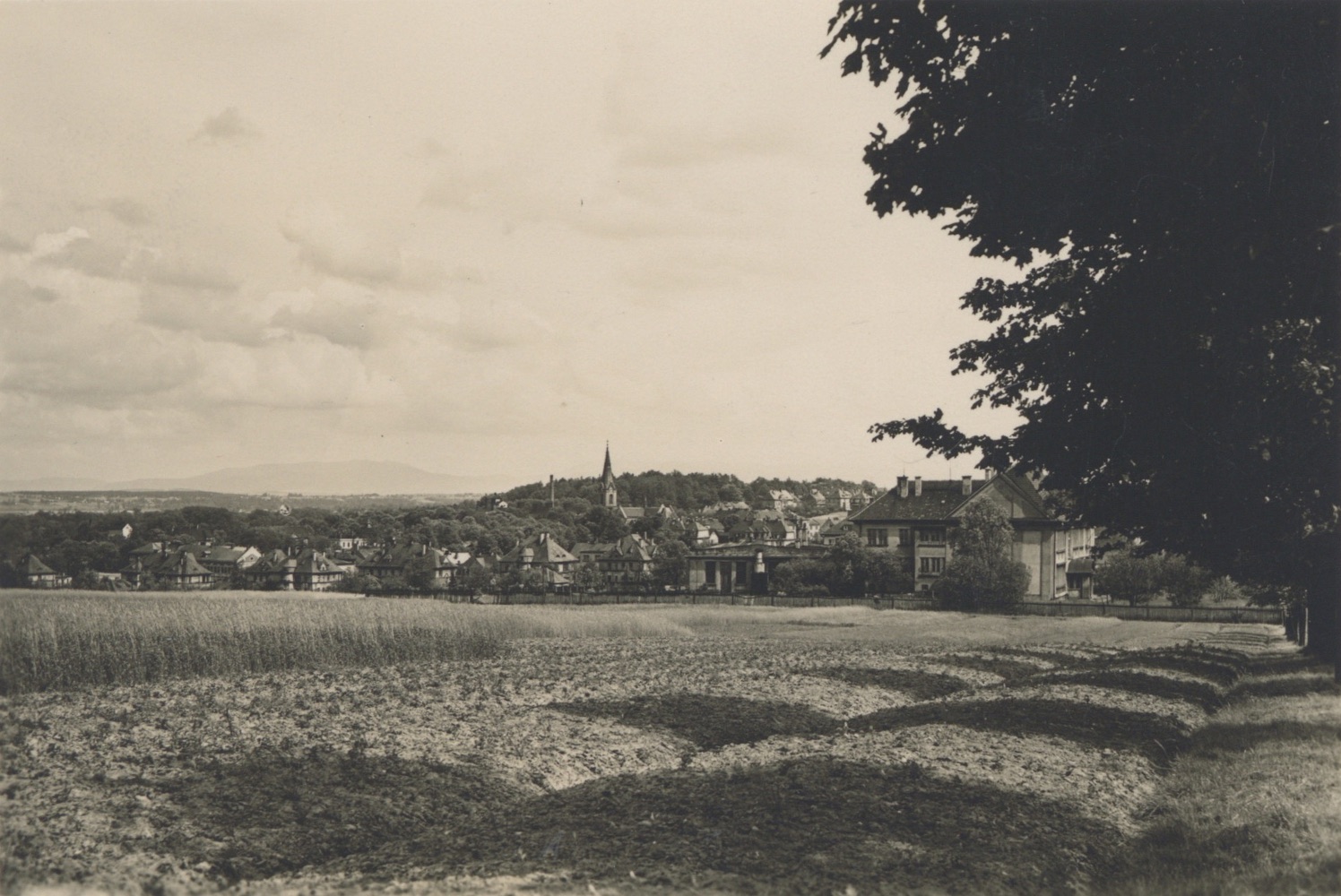 Státní strojní průmyslová škola (vpravo) na celkovém záběru staré Karvinné od fotografa R. Kristena
