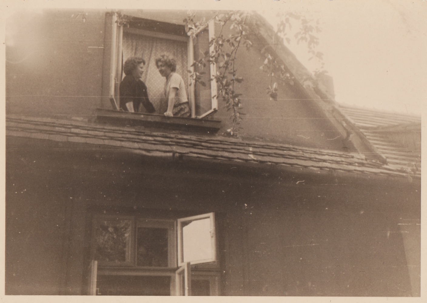 Momentka z rodinného alba - dům čp. 1432 (S laskavým svolením p. E. Geborkové (roz. Balwarové), ze soukromé sbírky. Fotografii poskytla p. E. Schweserová)