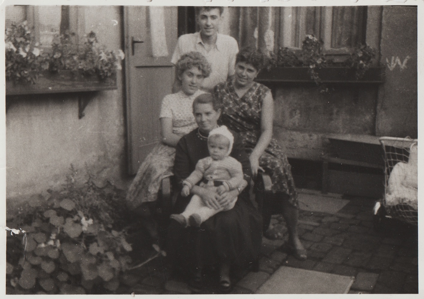 Momentka z rodinného alba - dvorek domu čp. 1432 (S laskavým svolením p. E. Geborkové (roz. Balwarové), ze soukromé sbírky. Fotografii poskytla p. E. Schweserová)