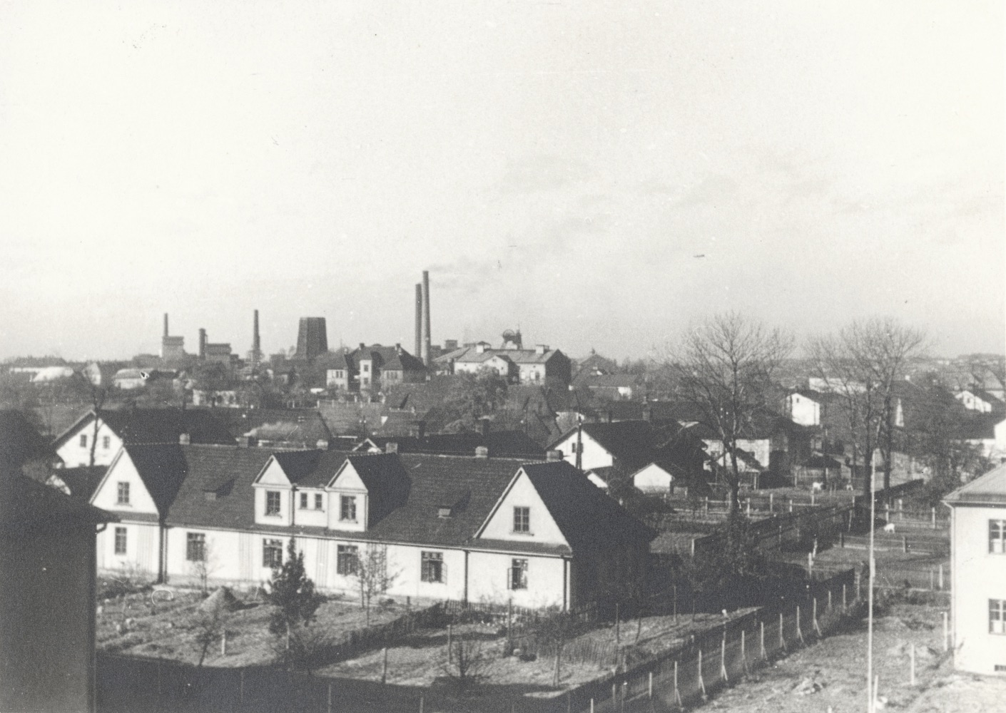 Fotografie pořízena z oken Dělnického domu (čp.53) přes Rajkovu kolonii směrem k dolu Hohenegger. V popředí dům čp. 1433. Varianta s vyznačenými čísly popisnými na následujícím snímku... (Identifikace fotografie: Jan Polakovič)