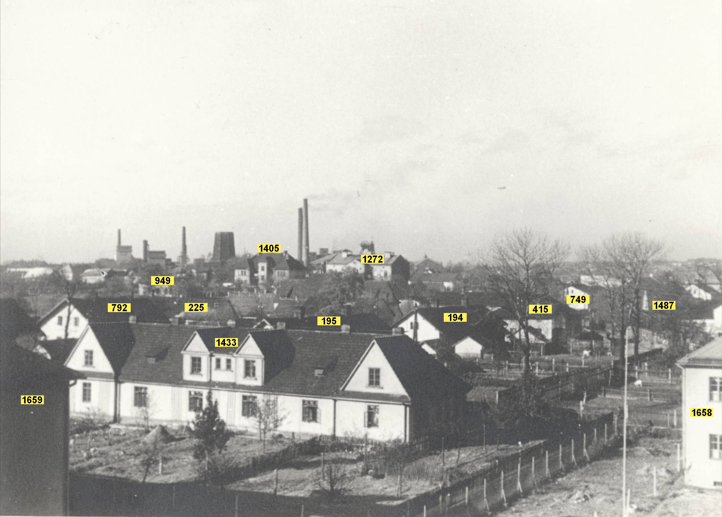 Fotografie pořízena z oken Dělnického domu (čp.53) přes Rajkovu kolonii směrem k dolu Hohenegger. V popředí dům čp. 1433. (Identifikace fotografie a označení čísel popisných: Jan Polakovič)
