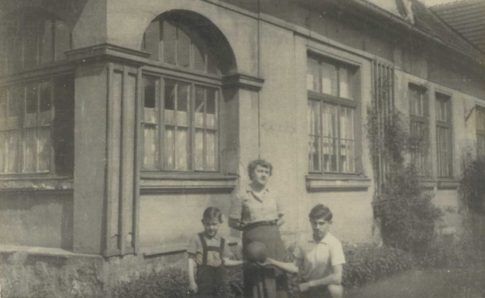 V pozadí dům čp. 1434 na fotografii z července roku 1953 (se svolením p. Karla Pospěcha, ze soukromé sbírky)