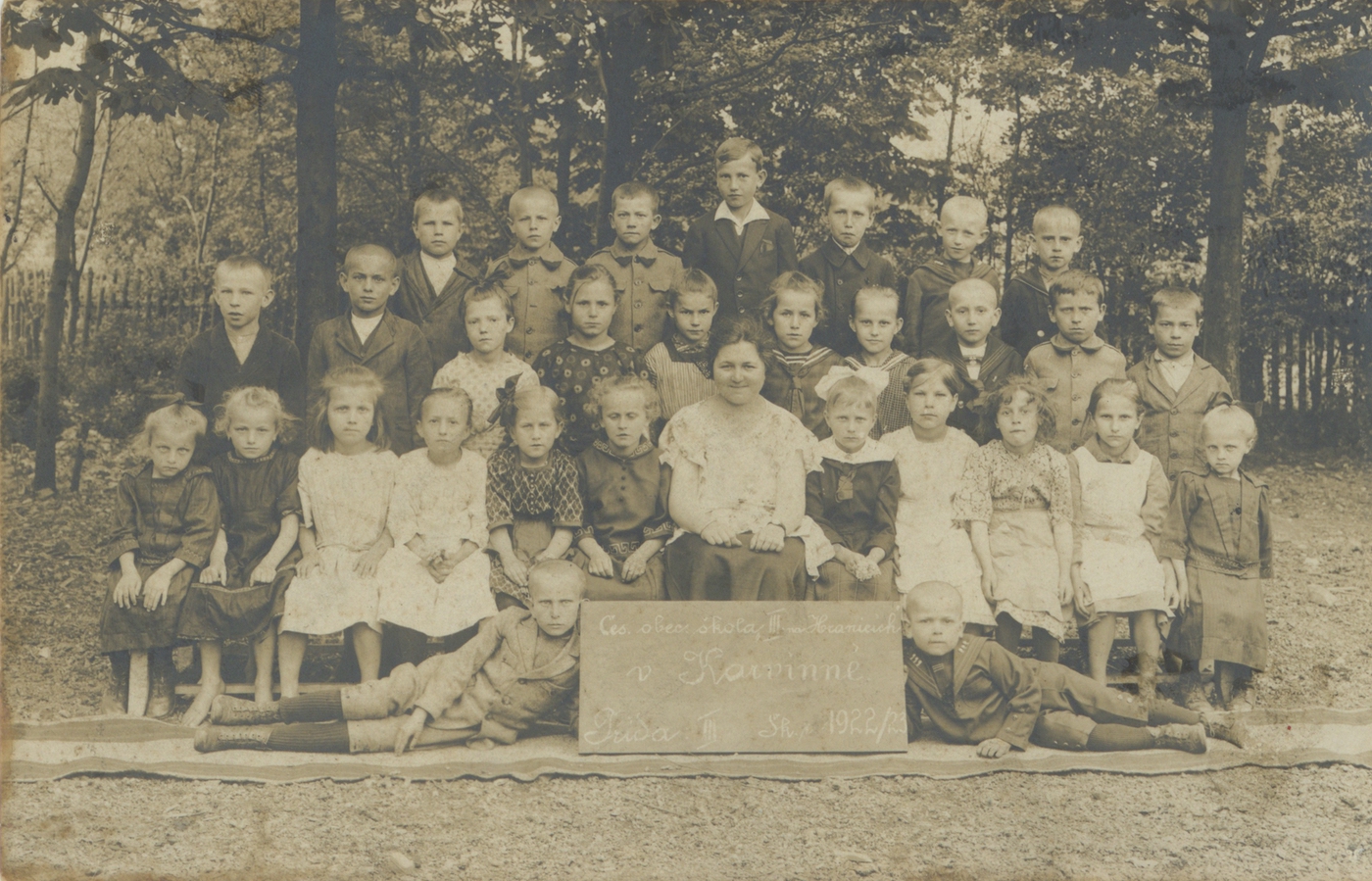 Česká obecná škola III. Na Hranicích v Karvinné. Třída III. Školní rok 1922/23.