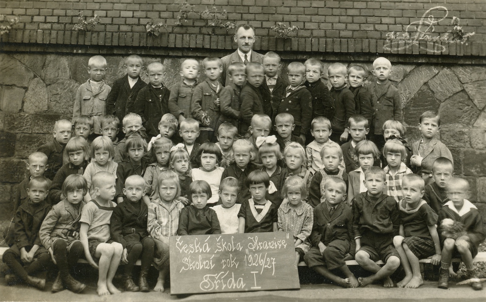 Česká obecná škola III. Na Hranicích v Karvinné. Třída I. Školní rok 1926/27. (S laskavým svolením p. Davida Pindura, ze soukromého archivu)