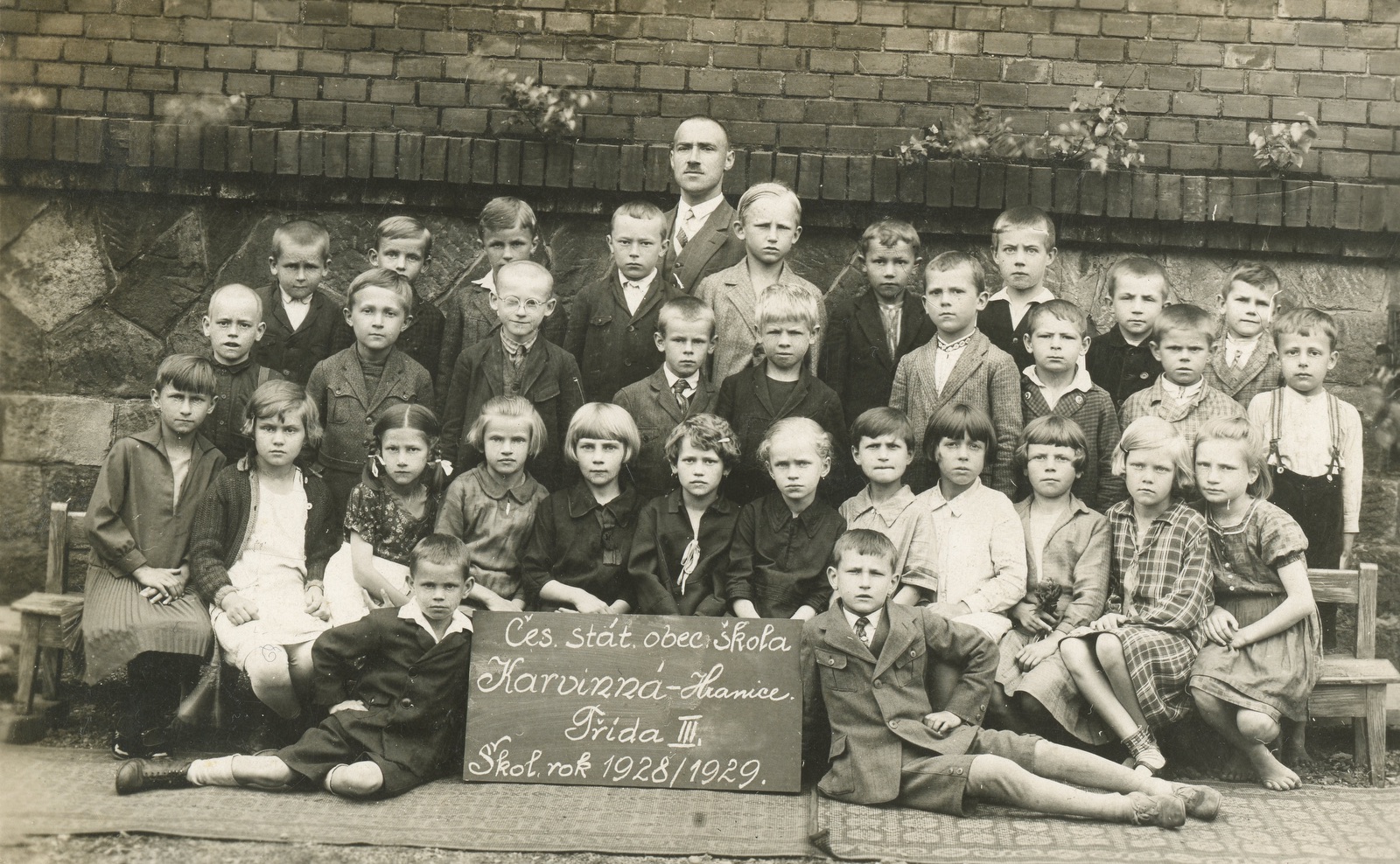 Česká obecná škola III. Na Hranicích v Karvinné. Třída III. Školní rok 1928/29. (S laskavým svolením p. Davida Pindura, ze soukromého archivu)