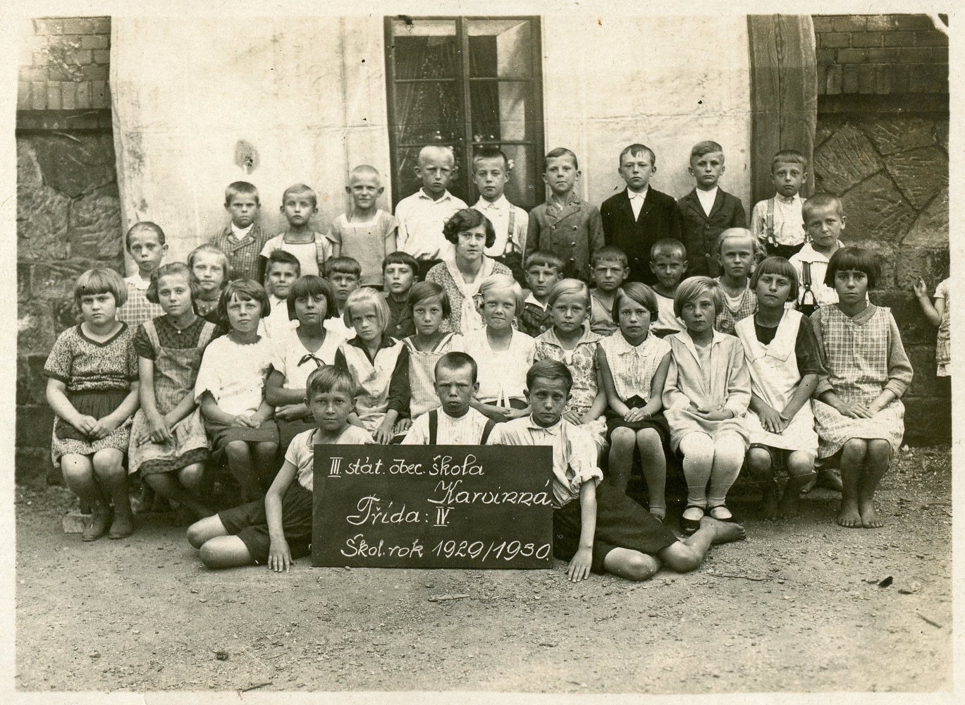 Česká obecná škola III. Na Hranicích v Karvinné. Třída IV. Školní rok 1929/30. (S laskavým svolením p. Davida Pindura, ze soukromého archivu)