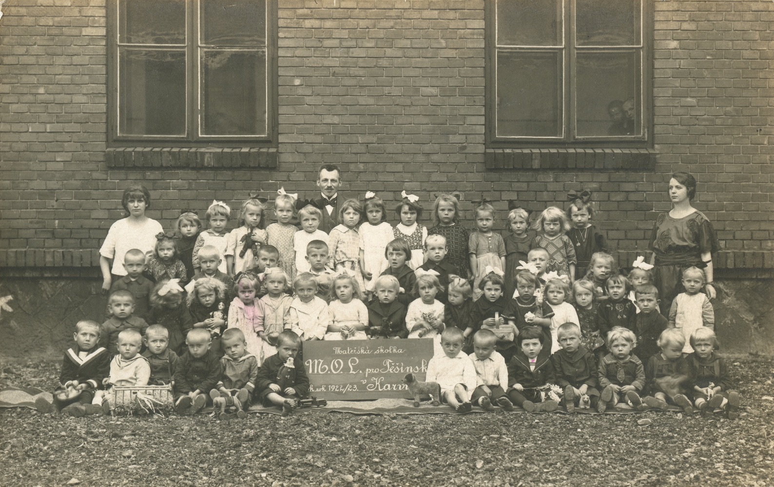 Mateřská škola Slezské Matice osvěty lidové v Karvinné. Školní rok 1922/23. (S laskavým svolením p. Davida Pindura, ze soukromého archivu)