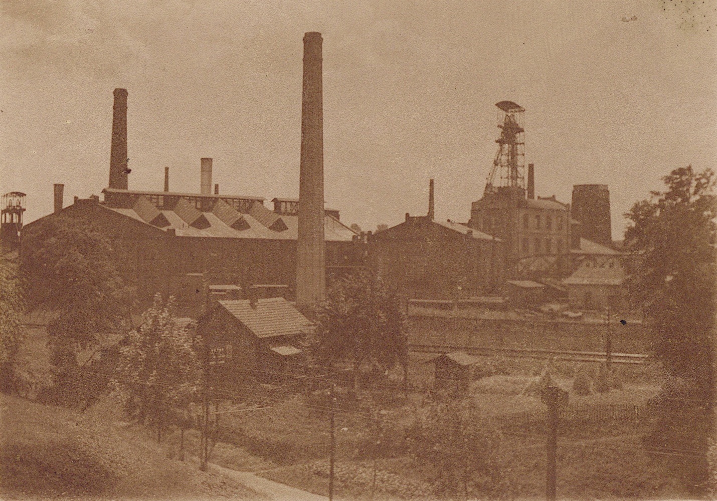 V popředí domek čp. 144, v pozadí Důl Jan-Karel (rok 1947). Varianta s vyznačenámi čísly popisnými na následujícím snímku... (Lokalizace fotografie: Petr Bindač)