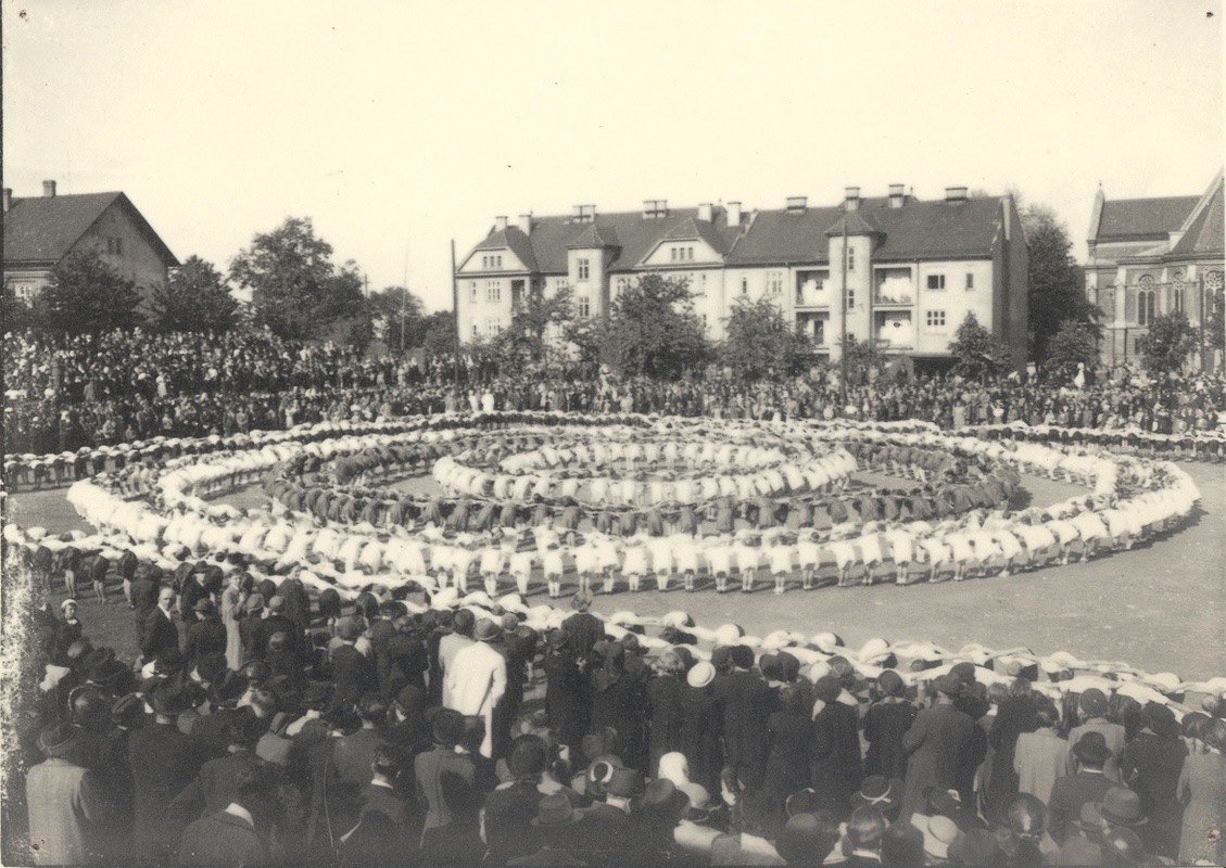 Sokolské cvičiště, v pozadí obytný dům čp. 1440 a čp. 1441. Úplně vlevo část budovy čp. 61.
