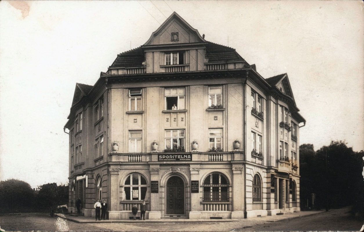 Sparkasse in Karwin – Spořitelna Karviná byla zapsána do rejstříku společenstev 5. června 1912. Na základě usnesení obecního zastupitelstva ze dne 28. listopadu 1913 převzala obec ručení za veškeré závazky spořitelny.