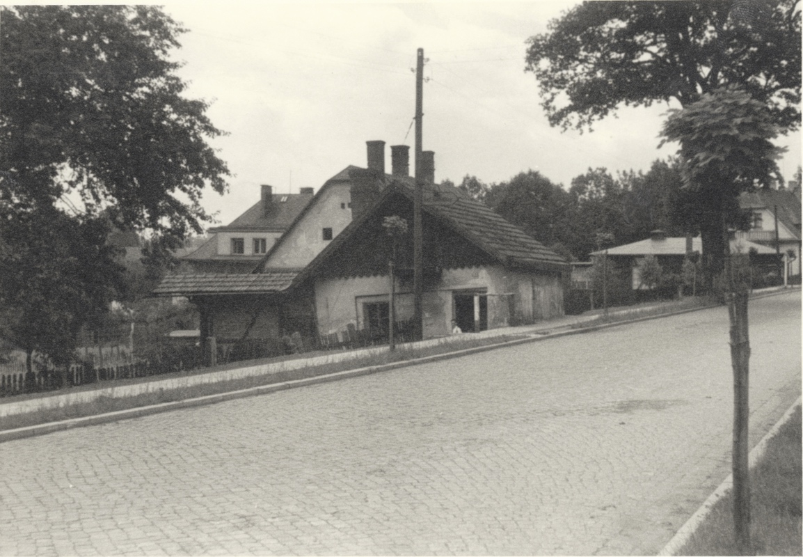 Záběr na Hlavní třídu v Karvinné. V pozadí část Zahradní restaurace Josefa Baiera.