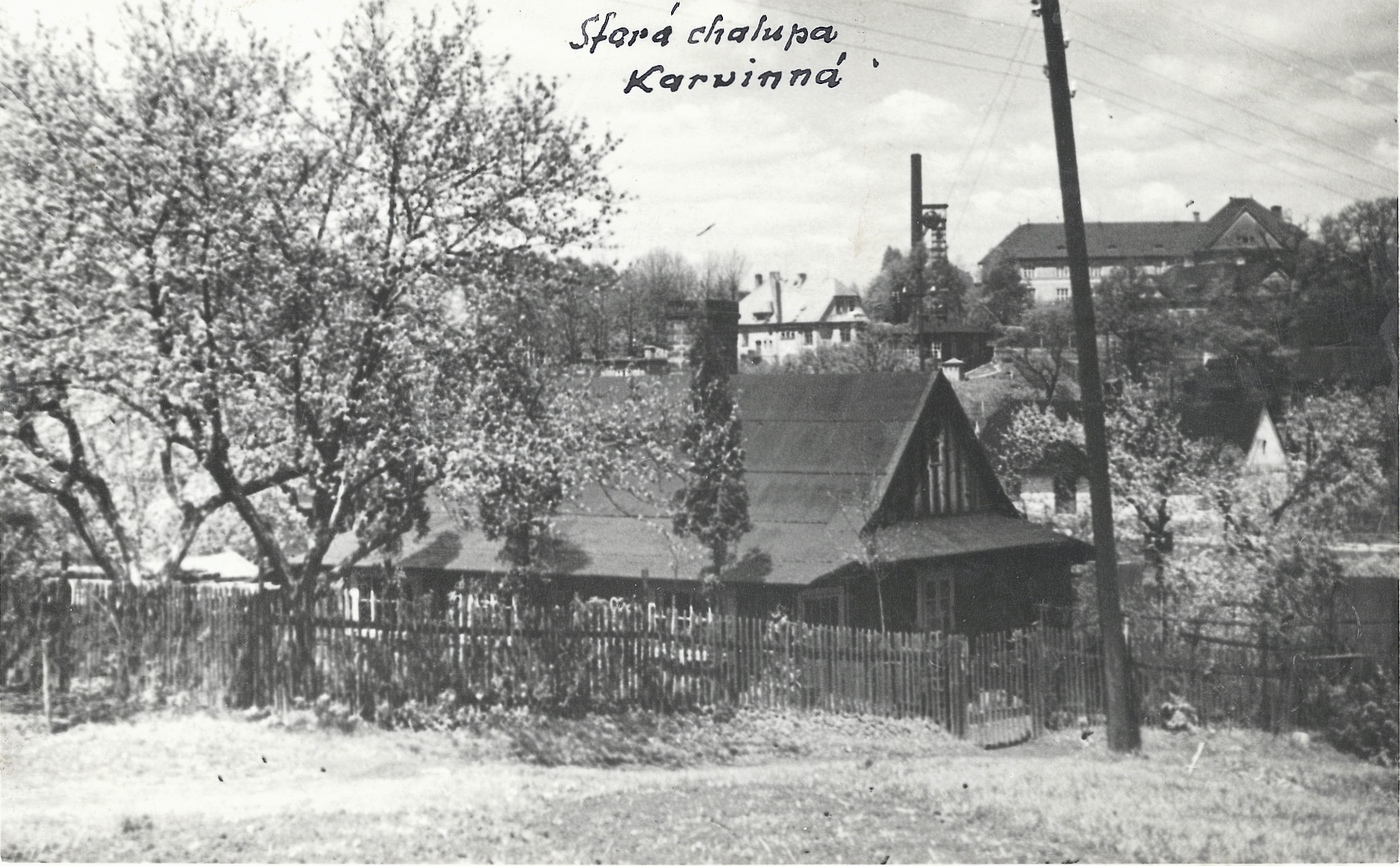 Chalupa čp. 73, v pozadí světlá budova Restaurace Josef Baier, úplně vzadu pak Městský chudobinec
