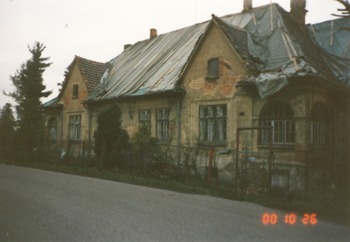 Dům čp. 1465 na fotografii z roku 2000