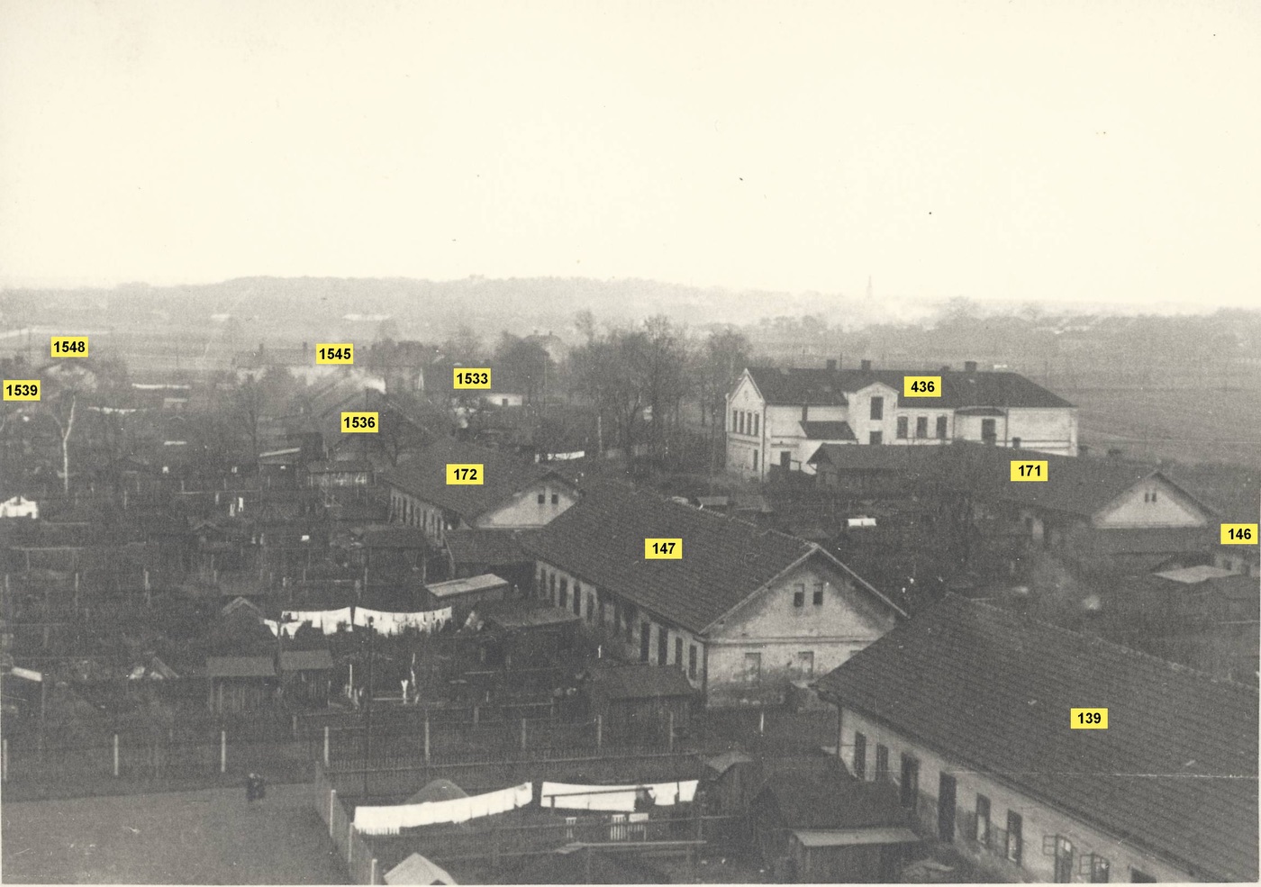 Záběr na kolonii Sovinec. V popředí domy čp. 139, 147 a čp. 172. Vpravo v pozadí budova Polské školy, čp. 436. (Identifikace objektů a označení budov čísly popisnými: Jan Polakovič)