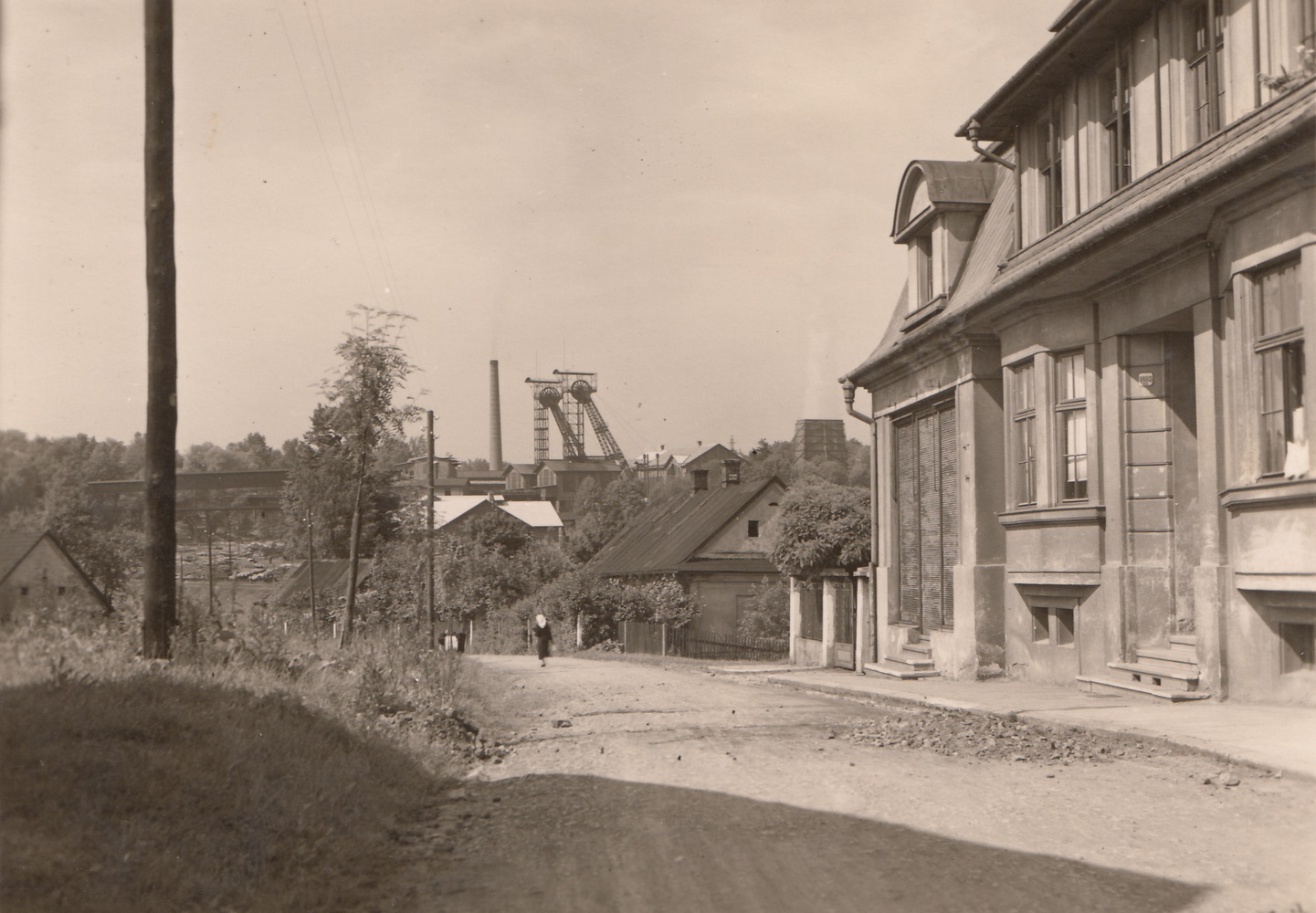 Radniční ulice. Vpravo dům čp. 1485, pod ním dům čp. 269, v pozadí Důl Gabriela (Se svolením p. Vladislava O., ze soukromé sbírky)