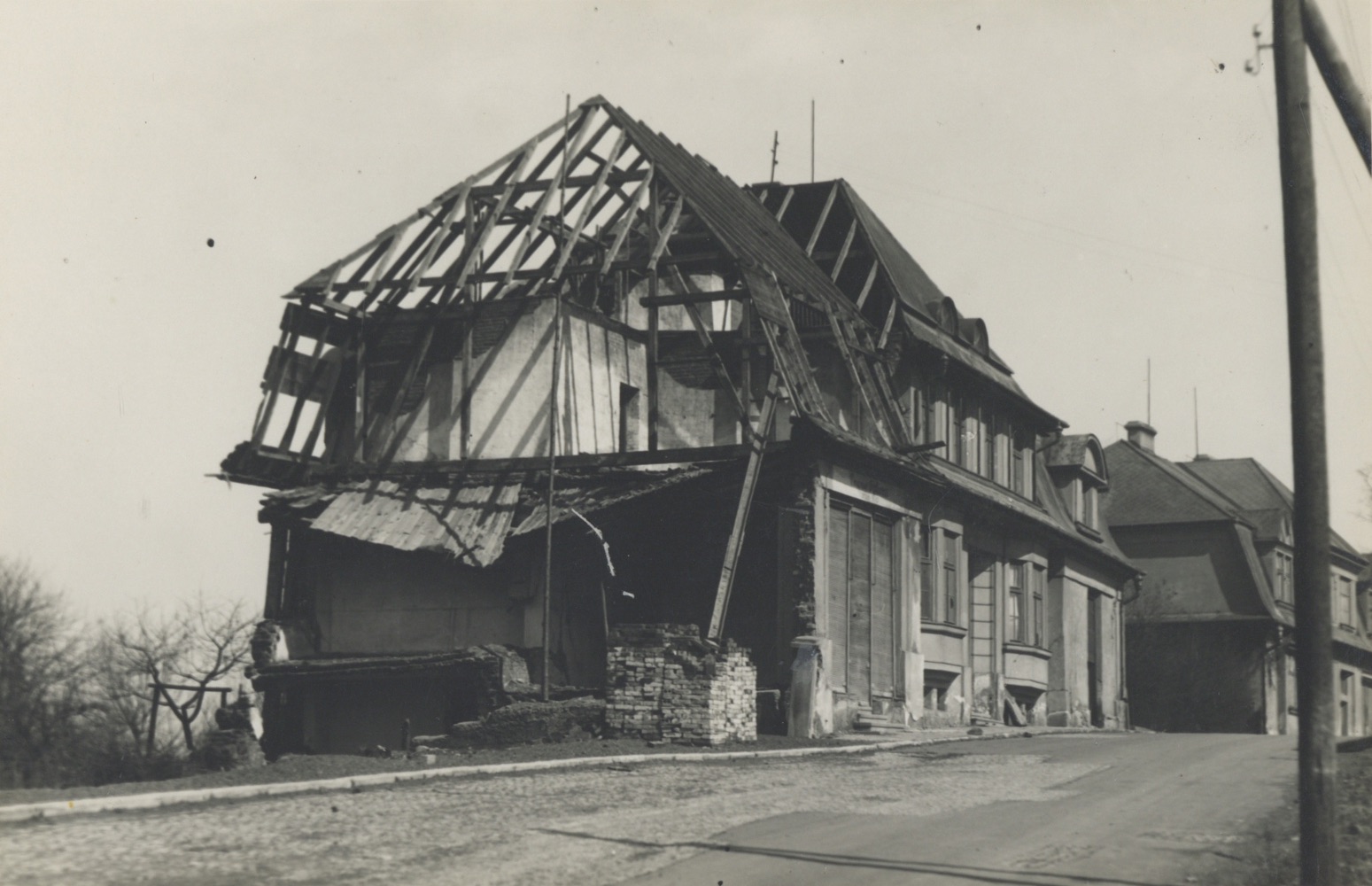 Dům čp. 1485 (za ním čp. 1589) na snímku přibližně z roku 1950. Vlivem důlní činnosti došlo dne 12.8.1949 ke zřícení západní štítové zdi domu.