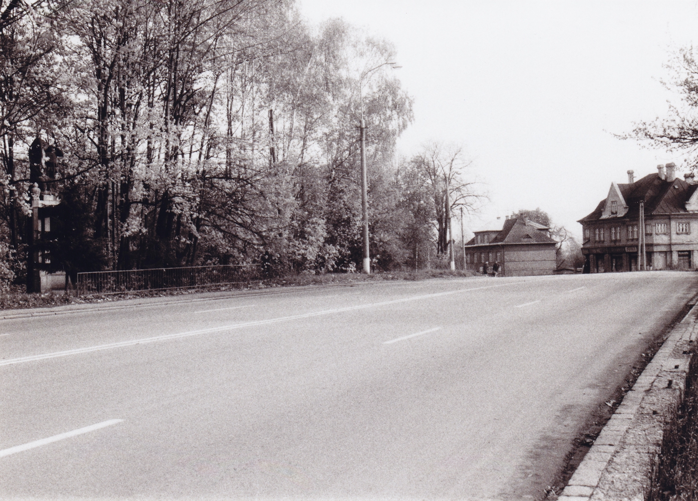Komenského ulice. Vlevo památník obětem 1. světové války, vpravo dům Antonína Krůty (čp. 1486) a v pozadí dům čp. 1673.