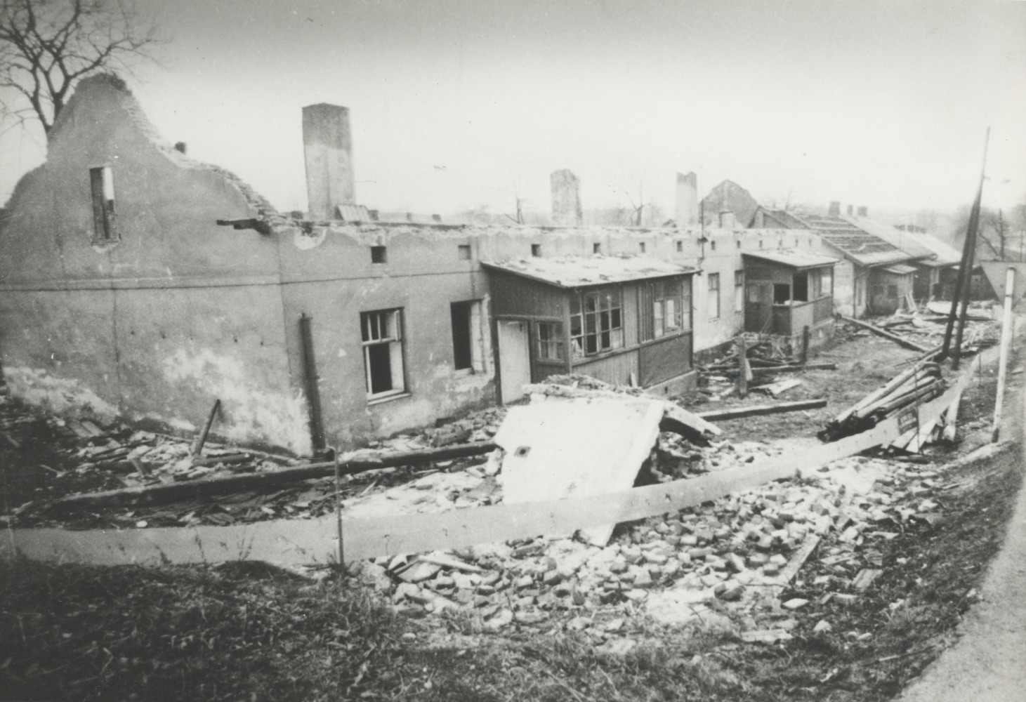 Pohled na Lazeckou ulici v Bílé kolonii. Vlevo trosky domu čp. 149, následuje dům čp. 150