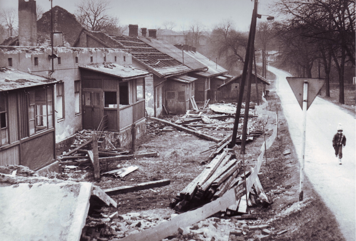 Pohled na Lazeckou ulici v Bílé kolonii. Vlevo trosky domu čp. 149, následuje čp. 150 a 151 (fotografováno pravděpodobně v letech 1977-78)