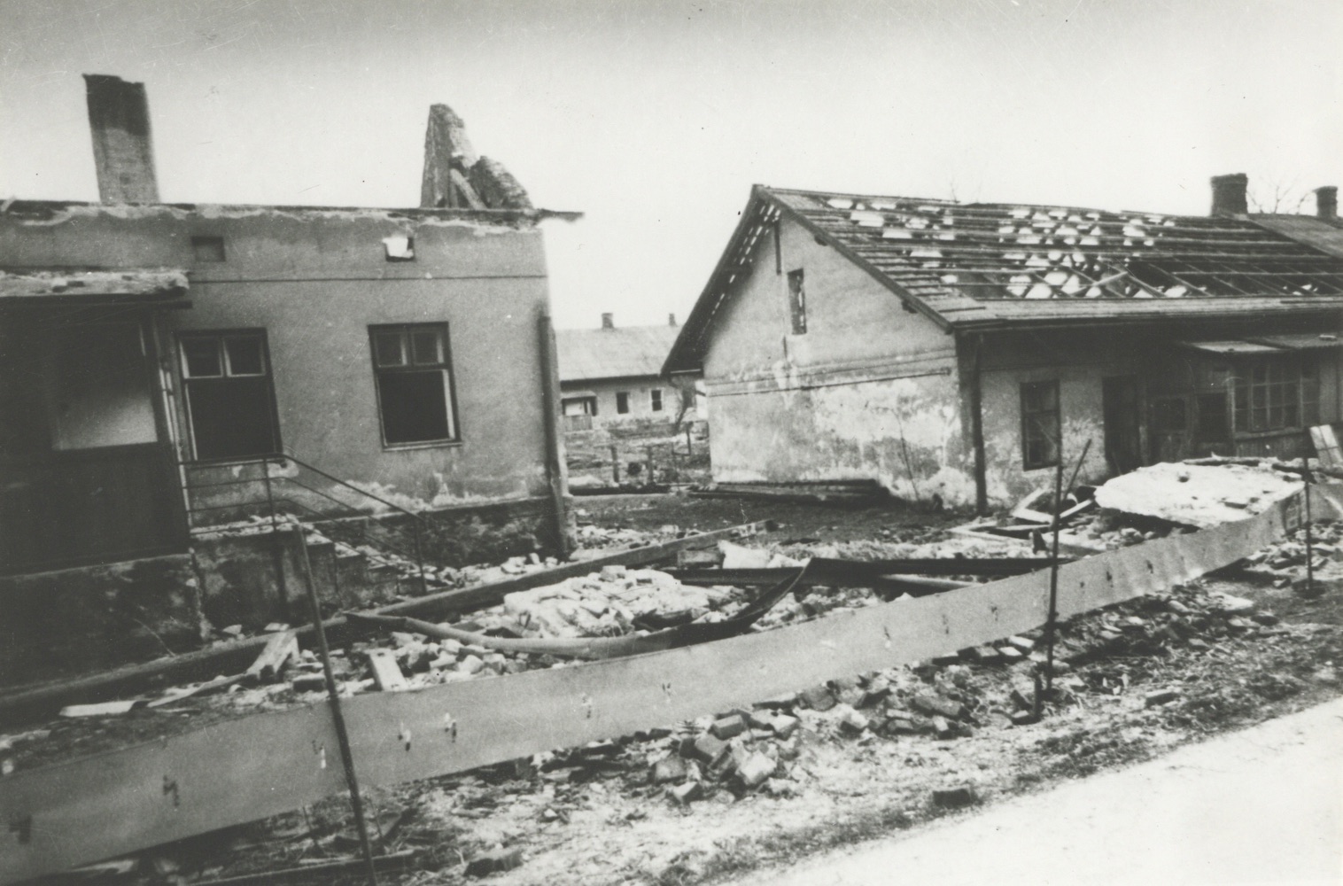 Vlevo trosky domu čp. 149, vpravo dům čp. 150