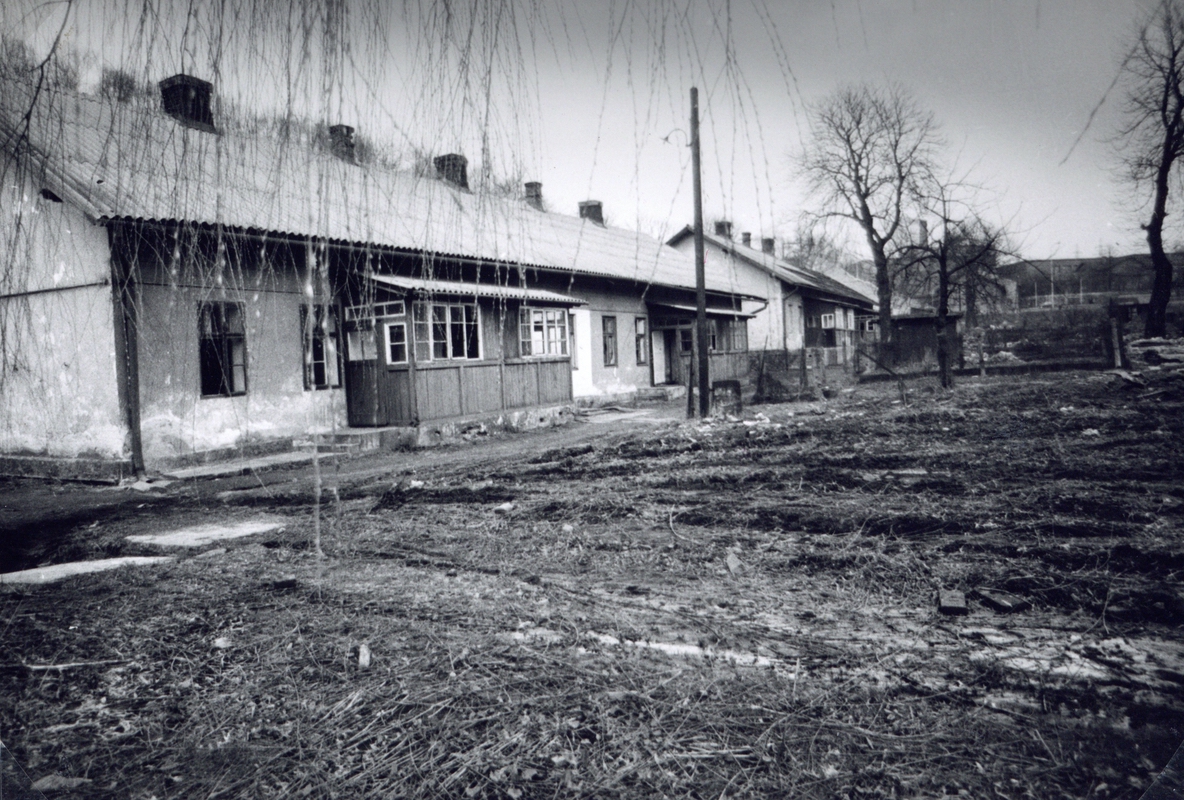 Bílá kolonie (Kolonie číslo VI, „Na šustym“). Vlevo dům čp. 151, za ním dům čp. 150.