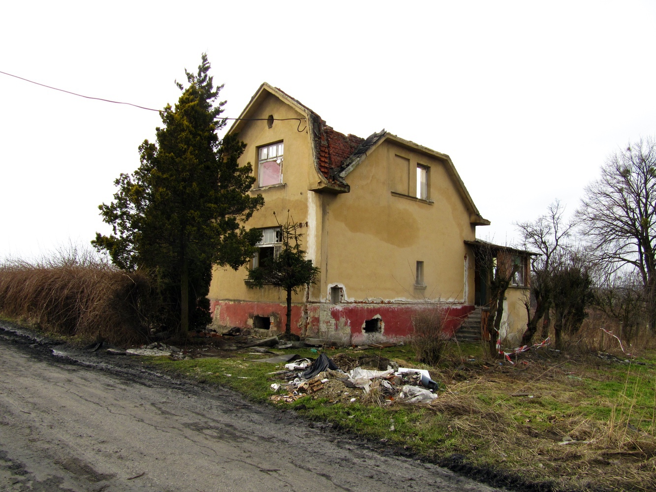 Pozůstatky domu čp. 1501 (II). Fotografováno v březnu 2015, v témže roce proběhla demolice (s laskavým svolením p. J. Polakoviče).