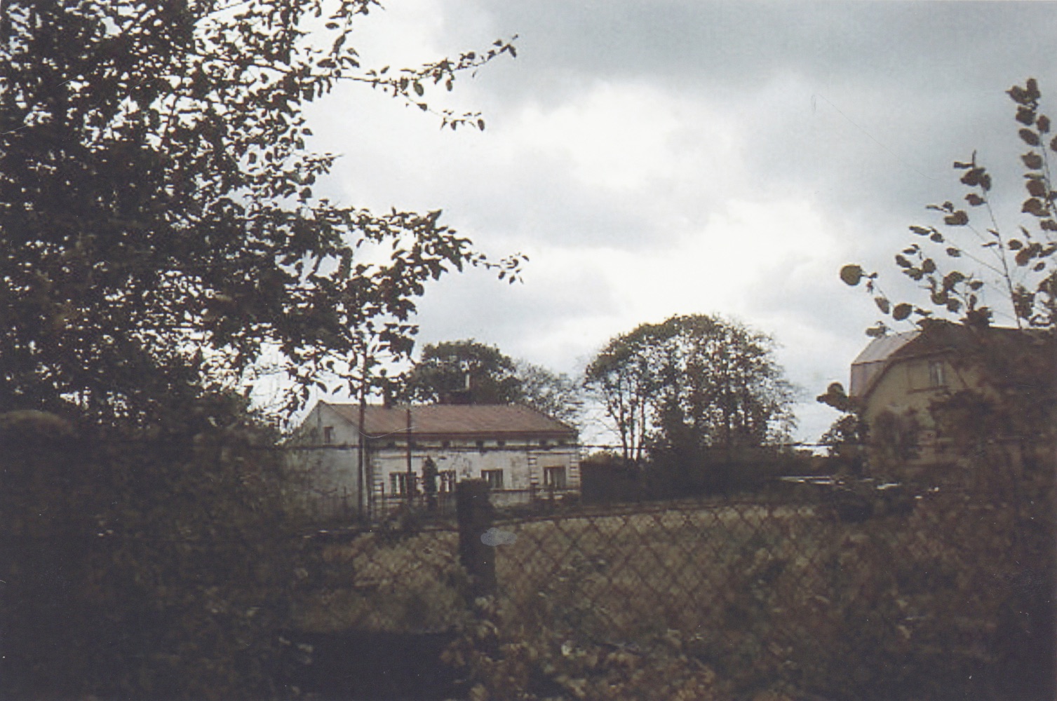 Uprostřed snímku dům čp. 726, vpravo pak část domu čp. 1501 (II). Fotografováno 2.11.1992 (S laskavým svolením autorky p. J. Stellmeierové, ze soukromé sbírky).
